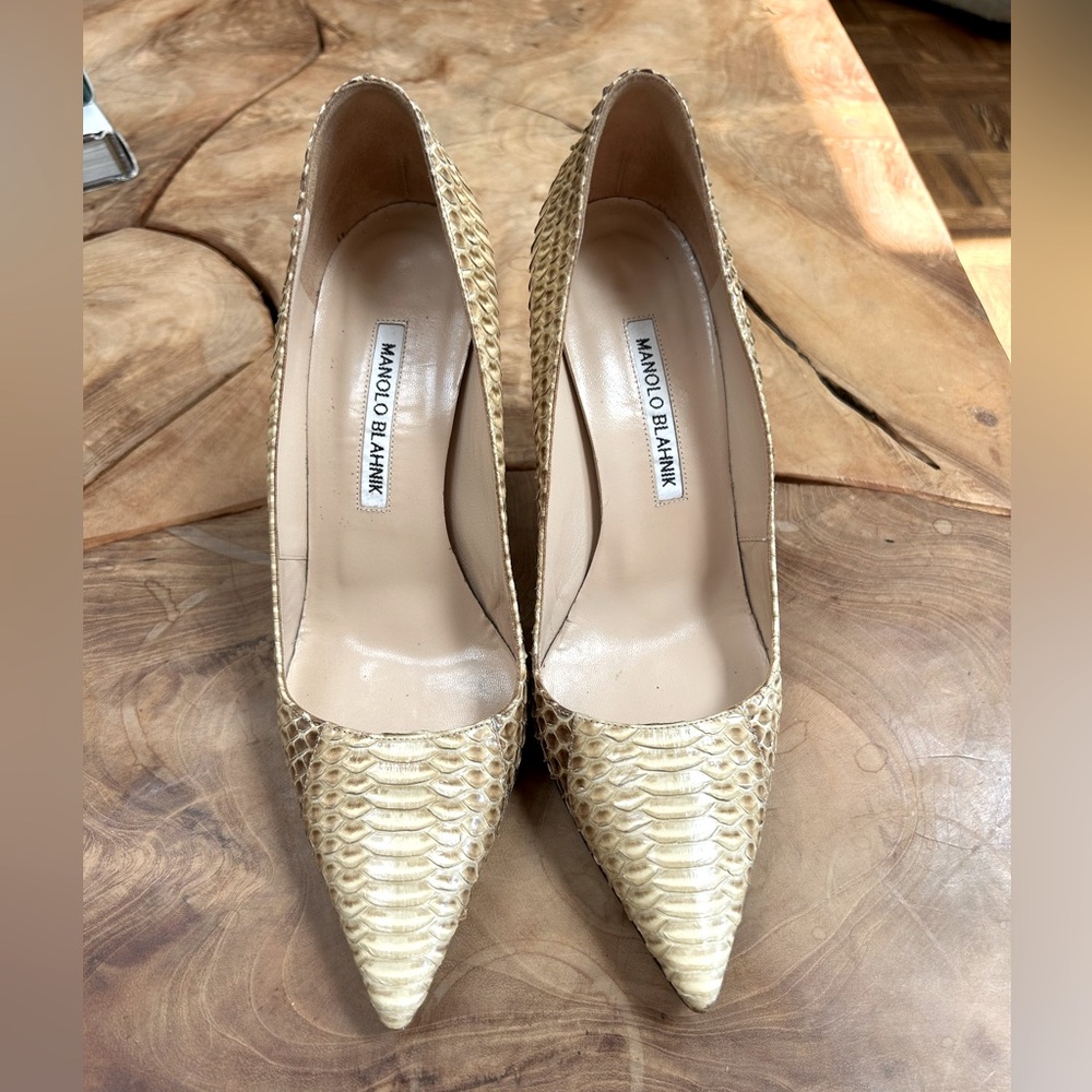 MANOLO BLAHNIK BEIGE SNAKESKIN BB CLASSIC PUMPS POINTY TOE HEELS